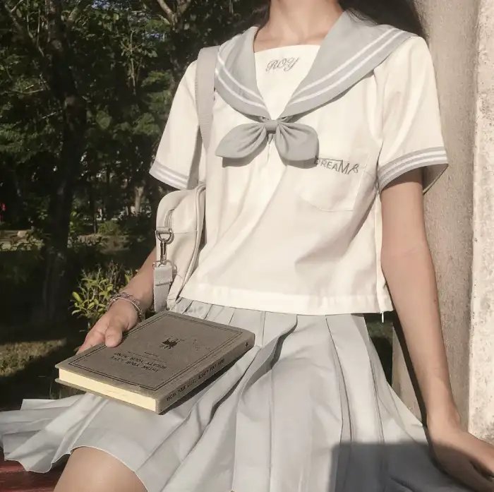 穿条纹衣的男孩